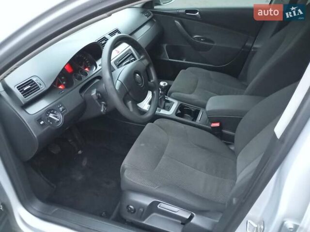 Серый Фольксваген Пассат, объемом двигателя 1.6 л и пробегом 396 тыс. км за 3900 $, фото 2 на Automoto.ua