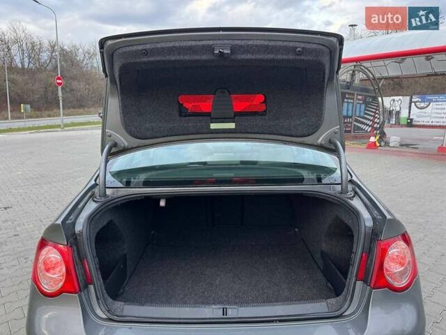 Серый Фольксваген Пассат, объемом двигателя 1.6 л и пробегом 185 тыс. км за 5950 $, фото 43 на Automoto.ua