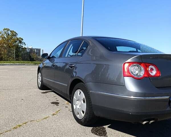 Сірий Фольксваген Пассат, об'ємом двигуна 2 л та пробігом 307 тис. км за 5900 $, фото 4 на Automoto.ua