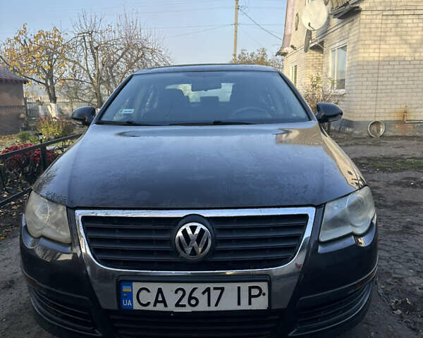 Серый Фольксваген Пассат, объемом двигателя 2 л и пробегом 350 тыс. км за 4999 $, фото 1 на Automoto.ua