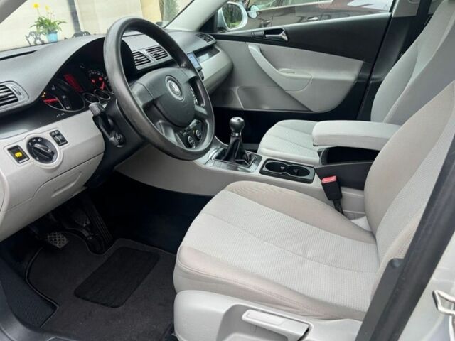 Серый Фольксваген Пассат, объемом двигателя 2 л и пробегом 299 тыс. км за 2200 $, фото 5 на Automoto.ua