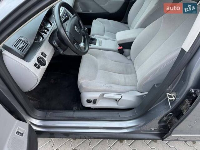 Серый Фольксваген Пассат, объемом двигателя 1.6 л и пробегом 185 тыс. км за 5950 $, фото 19 на Automoto.ua