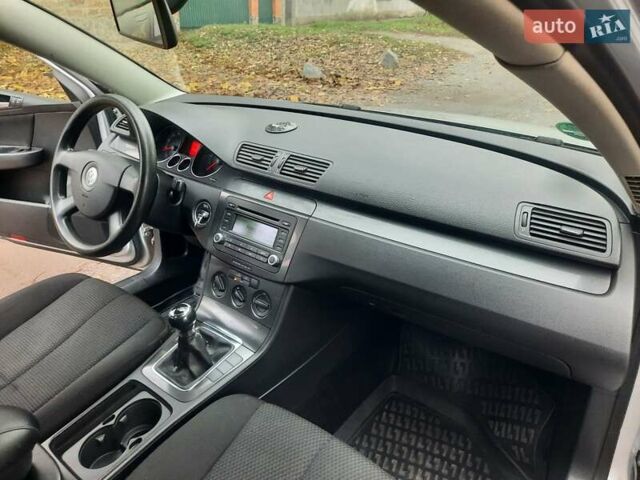 Серый Фольксваген Пассат, объемом двигателя 1.6 л и пробегом 175 тыс. км за 6850 $, фото 49 на Automoto.ua