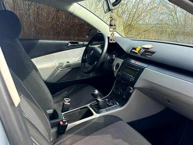 Серый Фольксваген Пассат, объемом двигателя 1.6 л и пробегом 210 тыс. км за 6200 $, фото 6 на Automoto.ua