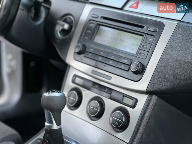 Серый Фольксваген Пассат, объемом двигателя 1.6 л и пробегом 227 тыс. км за 5599 $, фото 72 на Automoto.ua