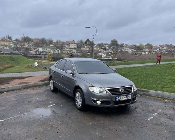 Серый Фольксваген Пассат, объемом двигателя 1.6 л и пробегом 256 тыс. км за 5800 $, фото 2 на Automoto.ua