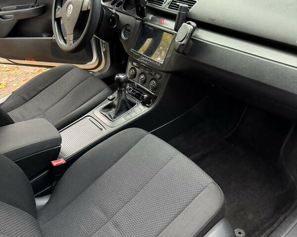 Серый Фольксваген Пассат, объемом двигателя 1.6 л и пробегом 264 тыс. км за 5900 $, фото 13 на Automoto.ua