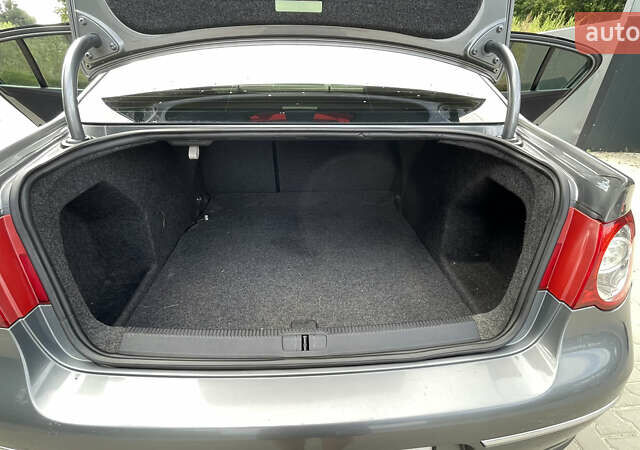 Серый Фольксваген Пассат, объемом двигателя 2 л и пробегом 300 тыс. км за 6500 $, фото 5 на Automoto.ua