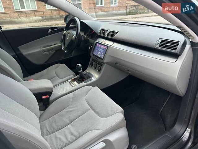 Фольксваген Пассат 2006 у Бердичеве на Automoto.ua Сірий Фольксваген Пассат, об'ємом двигуна 1.9 л та пробігом 330 тис. км за 5700 $, фото 1 на Automoto.ua