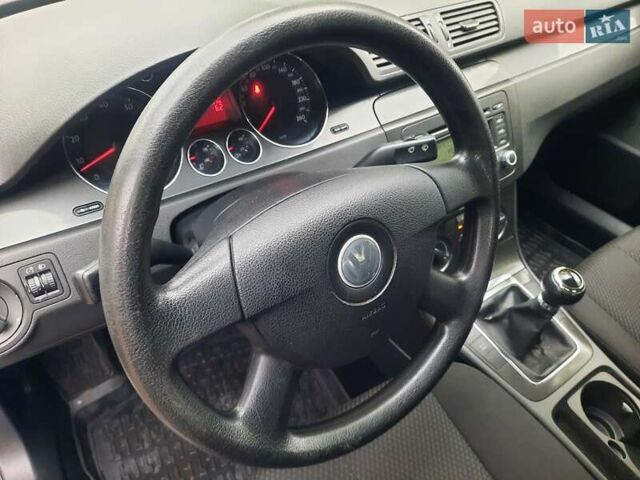 Серый Фольксваген Пассат, объемом двигателя 1.6 л и пробегом 175 тыс. км за 6850 $, фото 32 на Automoto.ua