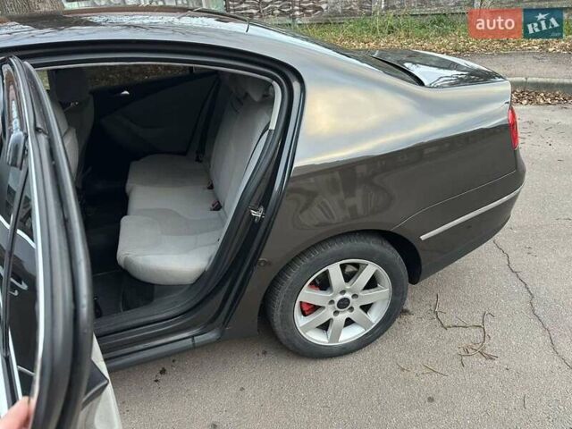 Фольксваген Пассат 2006 у Бердичеве на Automoto.ua Сірий Фольксваген Пассат, об'ємом двигуна 1.9 л та пробігом 330 тис. км за 5700 $, фото 11 на Automoto.ua