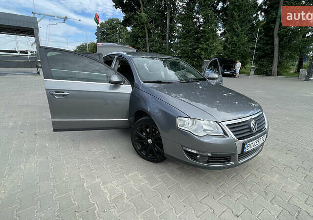 Серый Фольксваген Пассат, объемом двигателя 2 л и пробегом 300 тыс. км за 6500 $, фото 1 на Automoto.ua