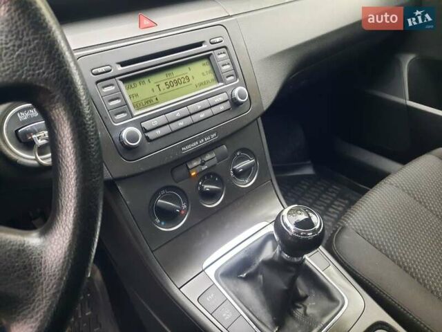 Серый Фольксваген Пассат, объемом двигателя 1.6 л и пробегом 175 тыс. км за 6850 $, фото 27 на Automoto.ua