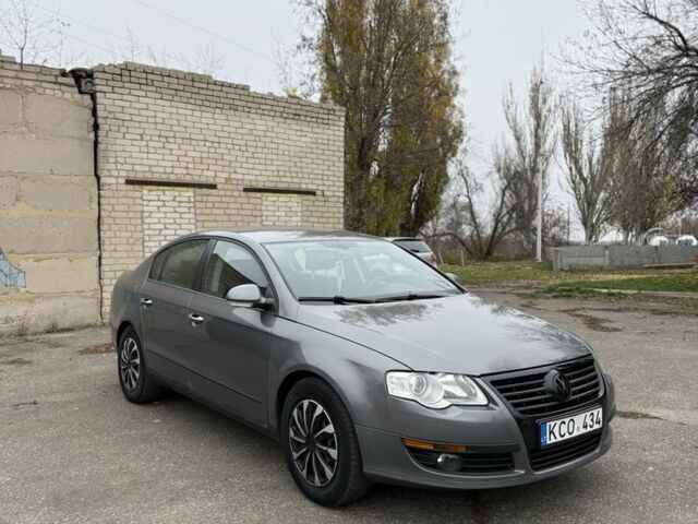 Серый Фольксваген Пассат, объемом двигателя 2 л и пробегом 250 тыс. км за 2900 $, фото 1 на Automoto.ua