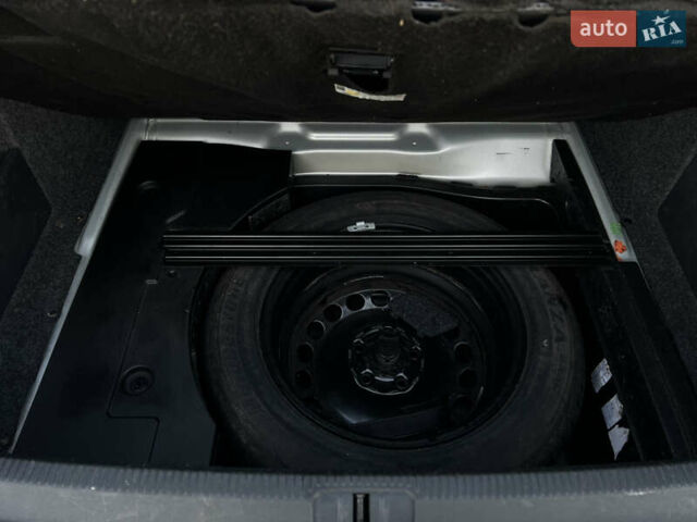 Серый Фольксваген Пассат, объемом двигателя 1.6 л и пробегом 227 тыс. км за 5599 $, фото 83 на Automoto.ua