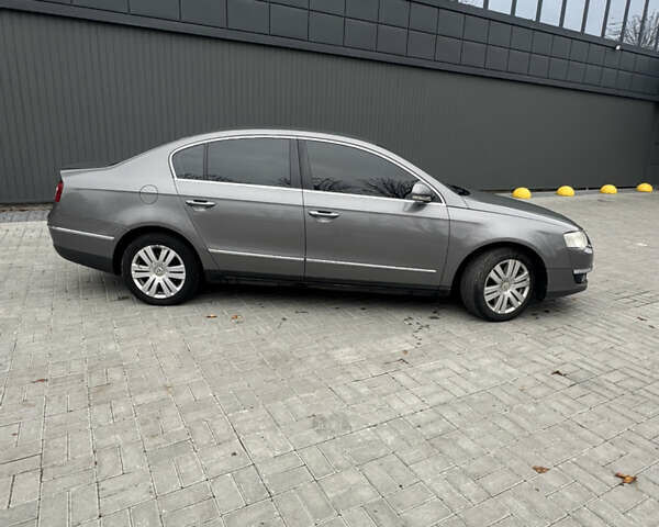 Серый Фольксваген Пассат, объемом двигателя 1.97 л и пробегом 436 тыс. км за 6000 $, фото 5 на Automoto.ua