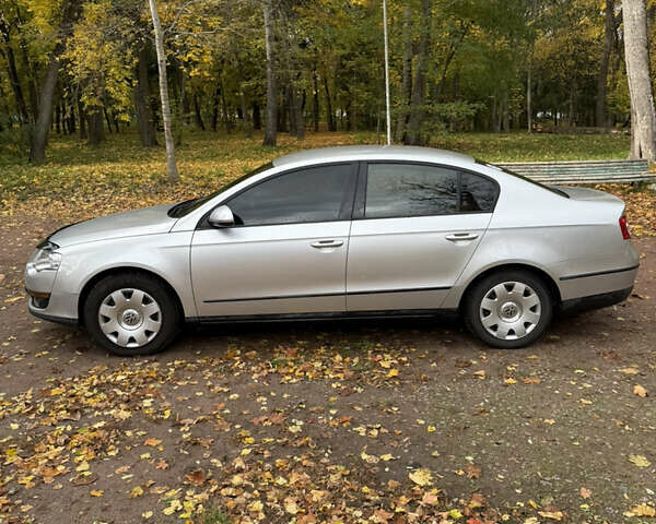 Серый Фольксваген Пассат, объемом двигателя 1.6 л и пробегом 264 тыс. км за 5900 $, фото 1 на Automoto.ua