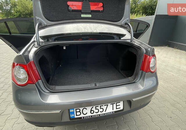 Серый Фольксваген Пассат, объемом двигателя 2 л и пробегом 300 тыс. км за 6500 $, фото 6 на Automoto.ua