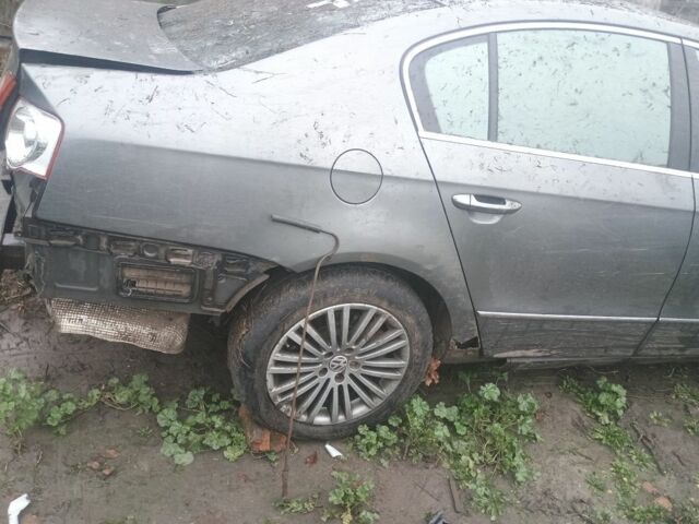 Серый Фольксваген Пассат, объемом двигателя 3 л и пробегом 290 тыс. км за 3200 $, фото 1 на Automoto.ua