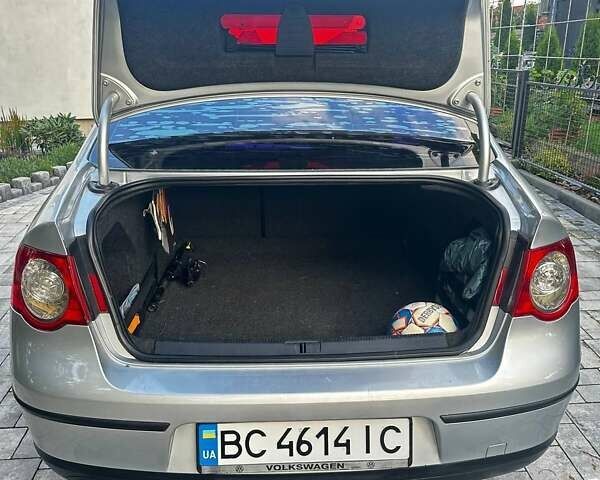 Сірий Фольксваген Пассат, об'ємом двигуна 1.6 л та пробігом 265 тис. км за 6000 $, фото 1 на Automoto.ua