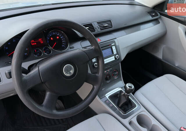 Серый Фольксваген Пассат, объемом двигателя 1.6 л и пробегом 190 тыс. км за 6450 $, фото 16 на Automoto.ua