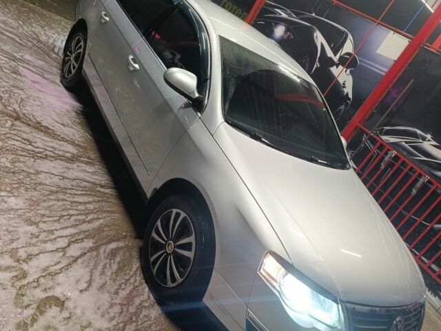 Серый Фольксваген Пассат, объемом двигателя 2 л и пробегом 300 тыс. км за 8500 $, фото 1 на Automoto.ua