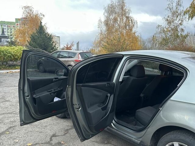 Сірий Фольксваген Пассат, об'ємом двигуна 2 л та пробігом 227 тис. км за 5999 $, фото 18 на Automoto.ua