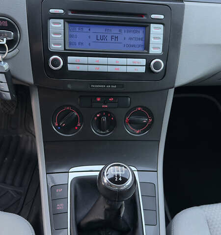 Серый Фольксваген Пассат, объемом двигателя 1.6 л и пробегом 190 тыс. км за 6450 $, фото 20 на Automoto.ua