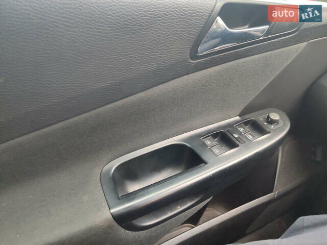 Серый Фольксваген Пассат, объемом двигателя 2 л и пробегом 304 тыс. км за 2300 $, фото 2 на Automoto.ua