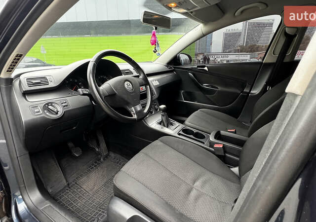 Серый Фольксваген Пассат, объемом двигателя 1.8 л и пробегом 292 тыс. км за 6500 $, фото 9 на Automoto.ua