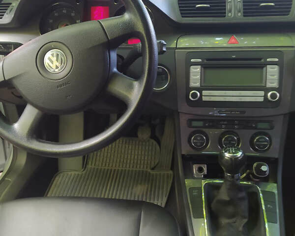 Серый Фольксваген Пассат, объемом двигателя 1.6 л и пробегом 178 тыс. км за 8100 $, фото 6 на Automoto.ua