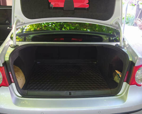 Серый Фольксваген Пассат, объемом двигателя 1.6 л и пробегом 178 тыс. км за 8100 $, фото 10 на Automoto.ua