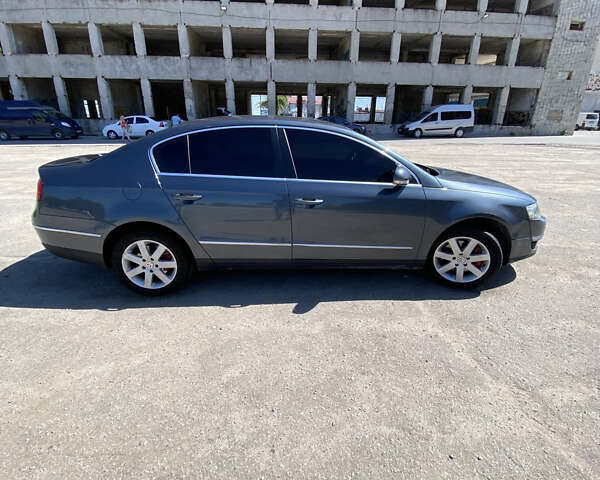 Серый Фольксваген Пассат, объемом двигателя 1.8 л и пробегом 300 тыс. км за 5400 $, фото 2 на Automoto.ua