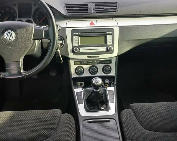 Серый Фольксваген Пассат, объемом двигателя 1.8 л и пробегом 231 тыс. км за 6900 $, фото 4 на Automoto.ua