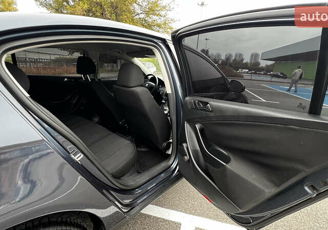 Серый Фольксваген Пассат, объемом двигателя 1.8 л и пробегом 292 тыс. км за 6500 $, фото 13 на Automoto.ua