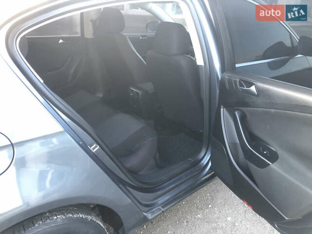 Сірий Фольксваген Пассат, об'ємом двигуна 1.8 л та пробігом 320 тис. км за 5550 $, фото 11 на Automoto.ua