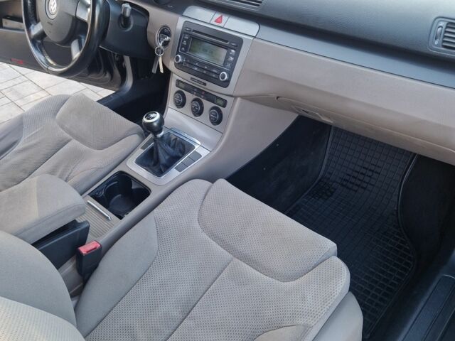 Серый Фольксваген Пассат, объемом двигателя 2 л и пробегом 300 тыс. км за 2786 $, фото 6 на Automoto.ua