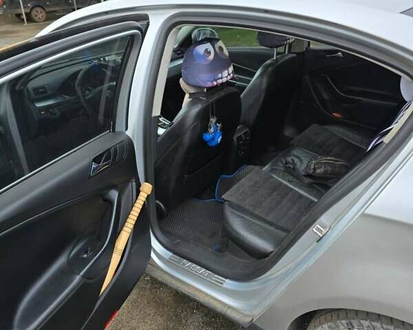 Сірий Фольксваген Пассат, об'ємом двигуна 2 л та пробігом 243 тис. км за 6500 $, фото 18 на Automoto.ua