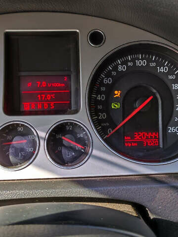 Серый Фольксваген Пассат, объемом двигателя 2 л и пробегом 320 тыс. км за 8000 $, фото 5 на Automoto.ua