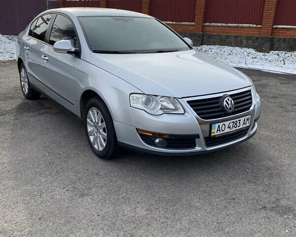 Серый Фольксваген Пассат, объемом двигателя 1.8 л и пробегом 204 тыс. км за 6000 $, фото 1 на Automoto.ua