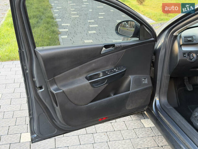 Сірий Фольксваген Пассат, об'ємом двигуна 2 л та пробігом 310 тис. км за 5800 $, фото 14 на Automoto.ua