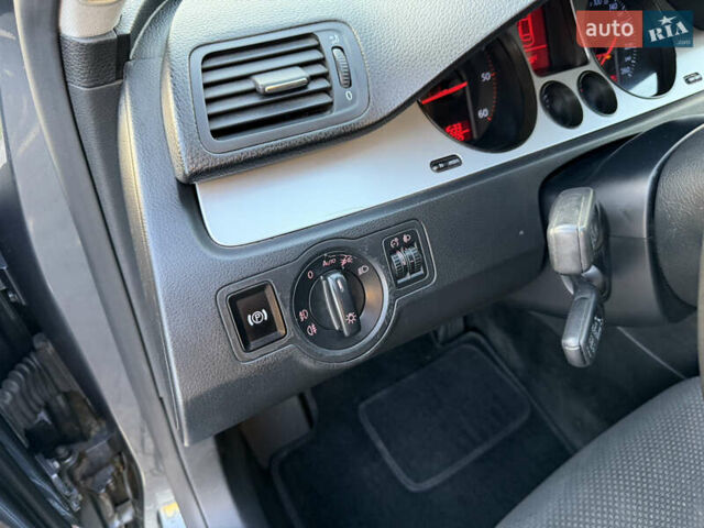 Сірий Фольксваген Пассат, об'ємом двигуна 2 л та пробігом 310 тис. км за 5800 $, фото 17 на Automoto.ua