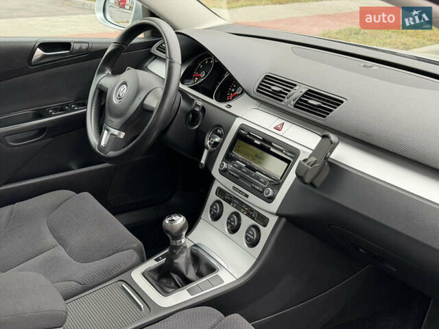 Сірий Фольксваген Пассат, об'ємом двигуна 1.6 л та пробігом 217 тис. км за 8999 $, фото 83 на Automoto.ua