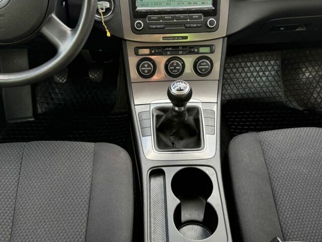 Сірий Фольксваген Пассат, об'ємом двигуна 1.6 л та пробігом 194 тис. км за 7999 $, фото 5 на Automoto.ua