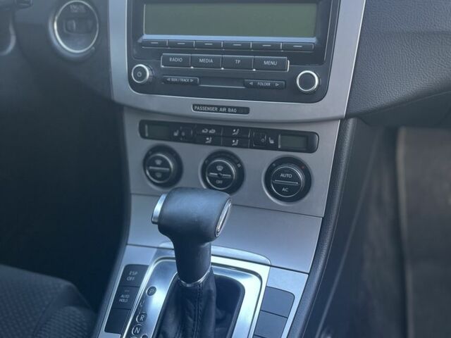 Сірий Фольксваген Пассат, об'ємом двигуна 1.8 л та пробігом 291 тис. км за 6000 $, фото 9 на Automoto.ua