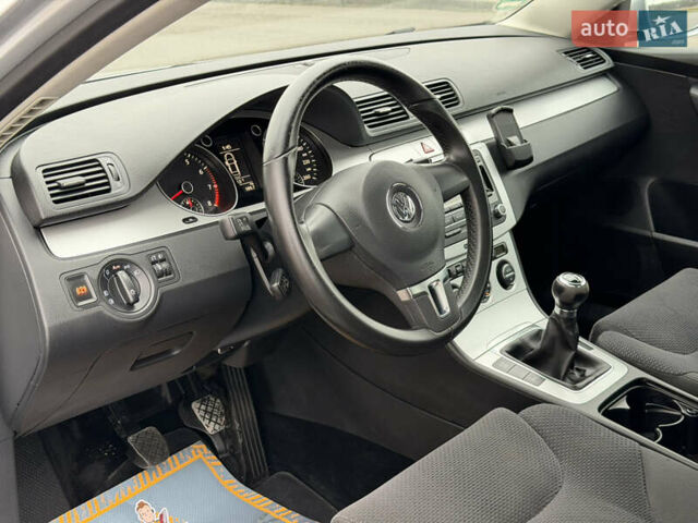 Сірий Фольксваген Пассат, об'ємом двигуна 1.6 л та пробігом 217 тис. км за 8999 $, фото 49 на Automoto.ua