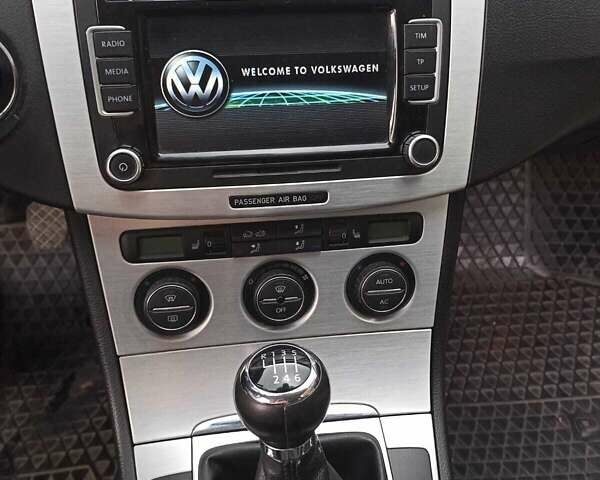 Серый Фольксваген Пассат, объемом двигателя 1.8 л и пробегом 147 тыс. км за 9800 $, фото 11 на Automoto.ua