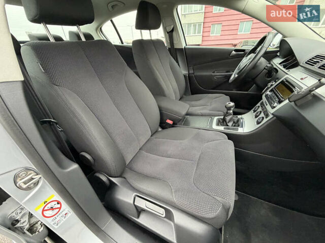 Сірий Фольксваген Пассат, об'ємом двигуна 1.6 л та пробігом 217 тис. км за 8999 $, фото 78 на Automoto.ua