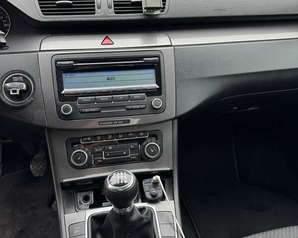 Серый Фольксваген Пассат, объемом двигателя 1.8 л и пробегом 277 тыс. км за 5000 $, фото 27 на Automoto.ua