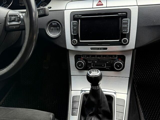 Серый Фольксваген Пассат, объемом двигателя 1.8 л и пробегом 144 тыс. км за 6800 $, фото 4 на Automoto.ua